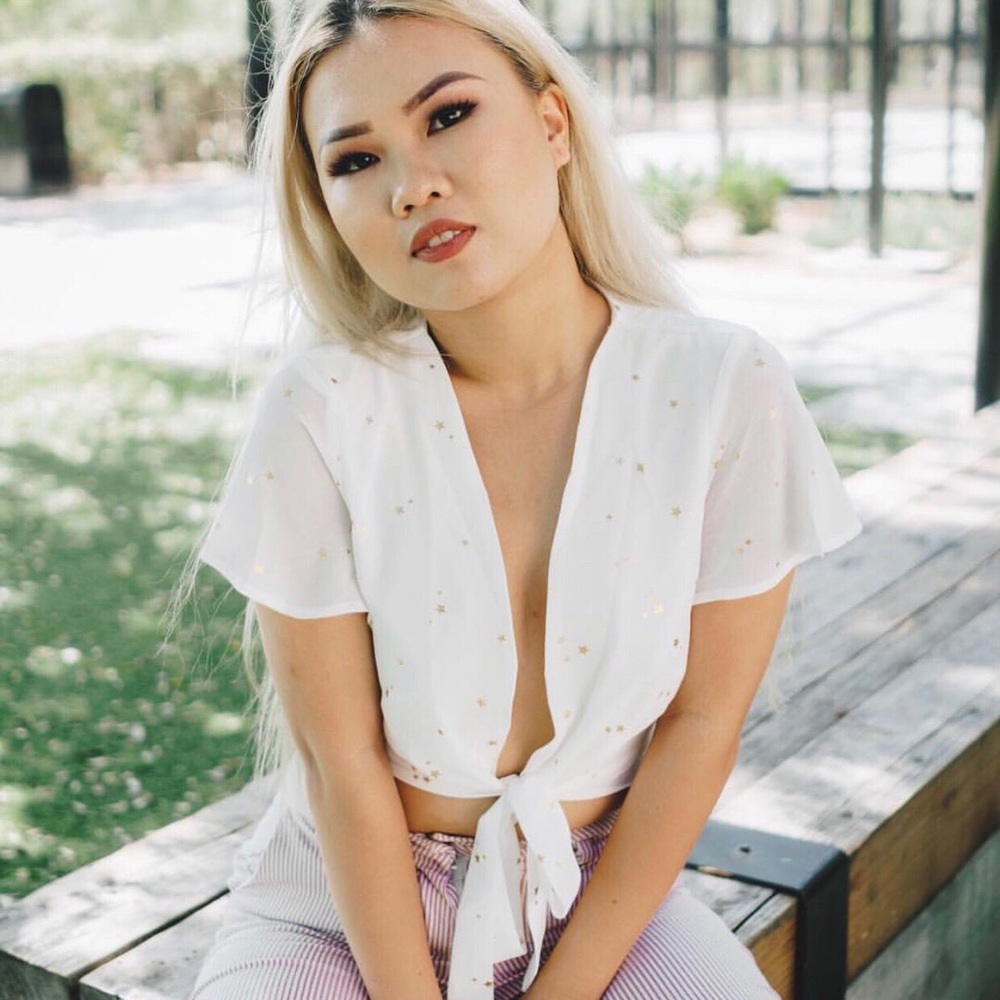 Cute white top with stars